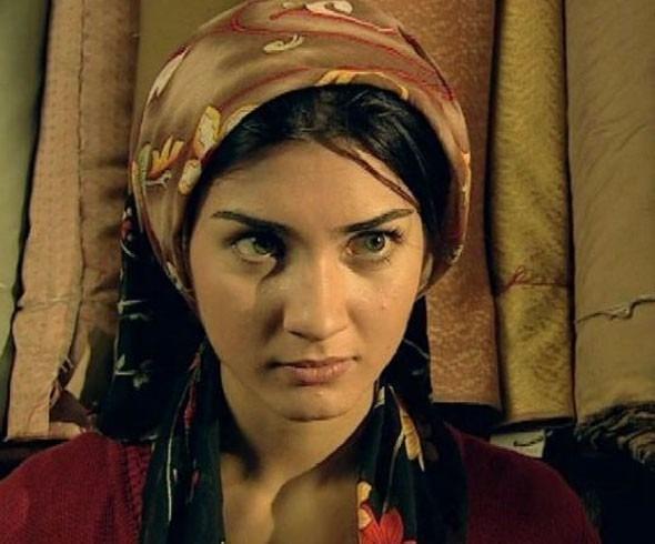 <p><strong>TUBA BÜYÜKÜSTÜN</strong></p>

<p>TV'deki ilk önemli çıkışını Çağan Irmak'ın yönettiği Çemberimde Gül Oya dizisiyle yaptı. Daha sonra Ihlamurlar Altında geldi.</p>
