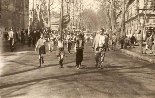 <p>23 Nisan kutlamaları için Şeref Stadı'na giden öğrenciler (1970-71 -  Çırağan)</p>

<p> </p>
