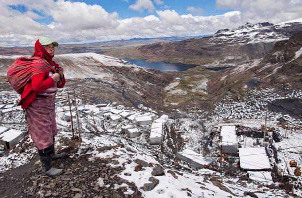 <p>Deniz seviyesinden 5 bin 200 metre y&uuml;kseklikte olan k&uuml;&ccedil;&uuml;k maden kasabası, d&uuml;nyanın en y&uuml;ksek rakımlı ve ıssız yeri kabuk ediliyor.</p>

<p>&nbsp;</p>
