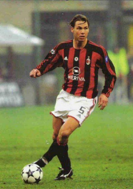 <p>Sakatlığı nedeniyle 'En uzun süre oynamayan en pahalı futbolcu', Milan'a Real Madrid'den 11 milyon pounda gelen Fernando Redondo. İlk maçında 3. dakikada dizinden sakatlanan Redondo, yaklaşık 2,5 yıl sahalardan uzak kaldı. Redondo, 2.74 milyon pound, ev ve arabayı Milan'a geri vermek istedi, ancak kulüp bu teklifi geri çevirdi.</p>
