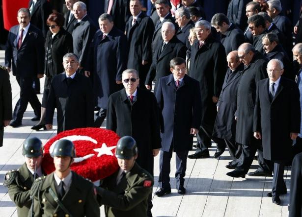 <p> Türkiye Cumhuriyeti'nin kurucusu Büyük Önder Mustafa Kemal Atatürk, ebediyete intikalinin 77. yılında Anıtkabir'de düzenlenen devlet töreniyle anıldı. Anıtkabir'deki anma törenine Cumhurbaşkanı Recep Tayyip Erdoğan, TBMM Başkanı İsmet Yılmaz, Başbakan Ahmet Davutoğlu ve CHP Genel Başkanı Kemal Kılıçdaroğlu da katıldı.</p>