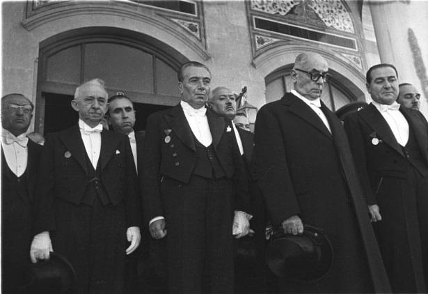 <p>Atatürk'ün naaşı Anıtkabir'e defnedilmek üzere Etnografya Müzesi'nden çıkarılırken Cumhurbaşkanı Celal Bayar (sağ 2), Başbakan Adnan Menderes (sağda), CHP Genel Başkanı İsmet İnönü (solda), Meclis Başkanı Refik Koraltan (sol 2) ve İçişleri Bakanı Ethem Menderes (arka sağda), Bayındırlık Bakanı Kemal Zeytinoğlu (arka solda) ve Adalet Bakanı Osman Şevki Çiçekdağ (arka sol 3) görülüyor.</p>
