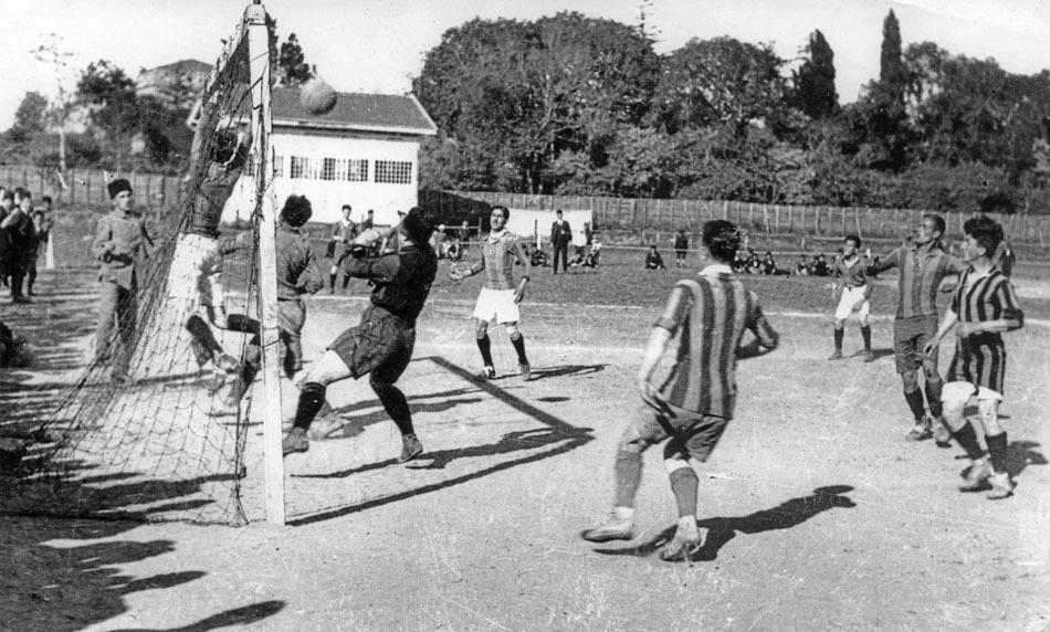 <p>Papazın çayırında (Şükrü Saraçoğlu Stadı) oynanan maçta Fenerbahçe ile Altınordu İdman Yurdu takımları karşılaştı. / 1910</p>
