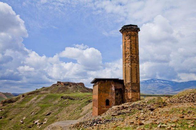 <p>Ev sahibi Türkiye, geçen yıl listeye giren Hevsel Bahçeleri ve Efes’in ardından bu yıl Ani Arkeolojik Alanı dosyası ile UNESCO Dünya Miras Listesi’ne aday.</p>

<p> </p>
