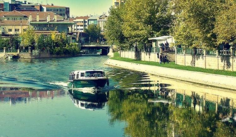 <p>Eskişehir<br />
<br />
Nüfusu: 844 842  <br />
Toplam otomobil sayısı: 159 057<br />
​Kaç kişiye bir otomobil düşüyor: 5,3</p>
