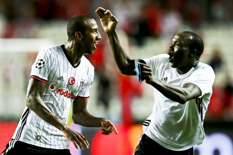 <p>UEFA Şampiyonlar Ligi B Grubu'nda 1-1 sonuçlanan Benfica-Beşiktaş maçında 90+3. dakikada attığı golle siyah-beyazlılara deplasmanda beraberliği getiren Anderson Talisca, Portekiz basınında manşetlere çıktı.</p>