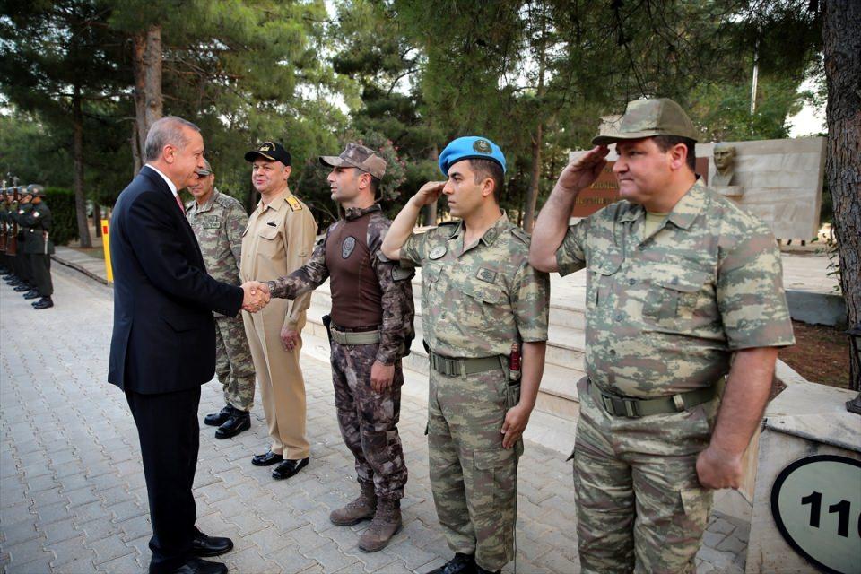<p>Kandemir, Cumhurbaşkanı Erdoğan’ın Nusaybin’de PKK’ya yönelik düzenlenen operasyona katılan asker, polis ve koruculara teşekkür etmek üzere ani bir program gerçekleştirdiğini söyledi. Dünkü iftar programında Cumhurbaşkanımız Recep Tayyip Erdoğan ve Genelkurmay Başkanı Orgeneral Hulusi Akar’la birlikte aynı masada oturduğunu belirten Orhan Kandemir</p>
