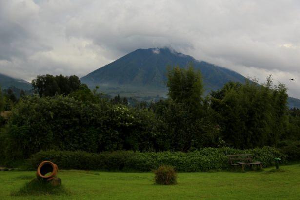 <p>Binbir tepeli ülke olarak adlandırılan Ruanda'nın Mountain Gorille View Lodge'dan görünen Virunda dağı manzarası</p>
