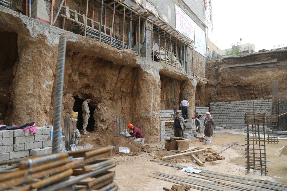 <p>Erbil Arkeoloji Müdürlüğünde görevli Goran Muhammed, AA muhabirine yaptığı açıklamada, kentte kendi arazisi üzerinde inşaat çalışmaları yapan bir kişinin tarihi eserler bulması üzerine yetkililere haber verdiğini belirtti.</p>
