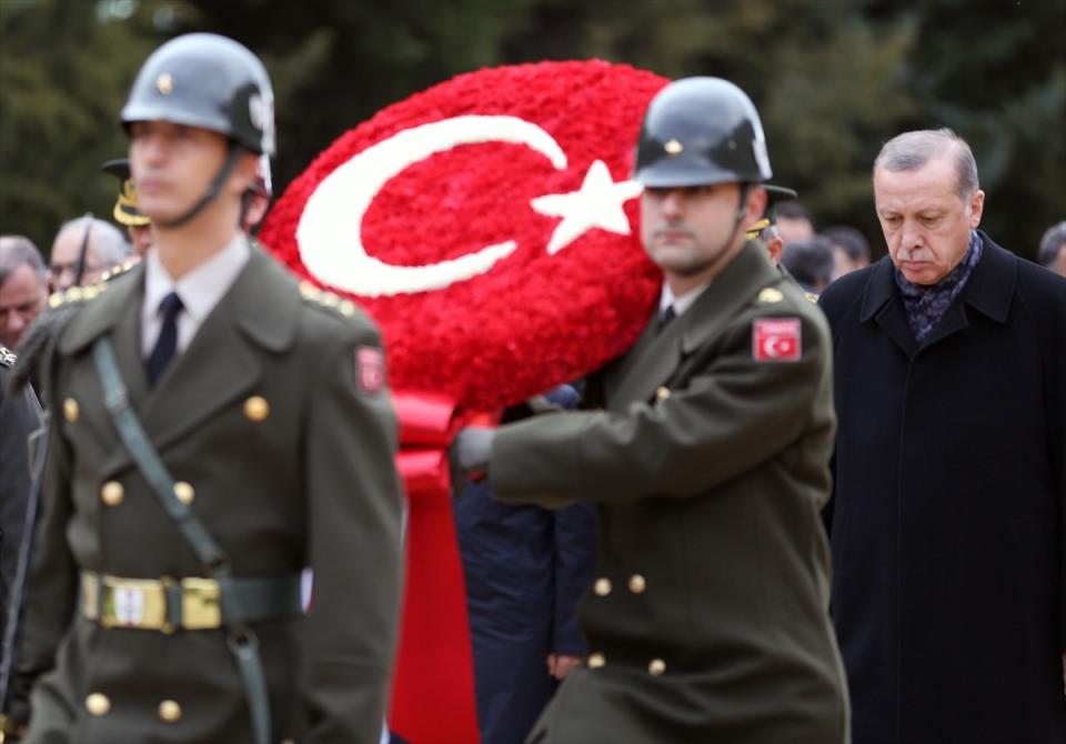 <p>Anıtkabir'de düzenlenen tören Cumhurbaşkanı Recep Tayyip Erdoğan, TBMM Başkanı İsmail Kahraman, Başbakan Binali Yıldırım, CHP Genel Başkanı Kemal Kılıçdaroğlu, MHP Genel Başkanı Devlet Bahçeli, Genelkurmay Başkanı Org. Hulusi Akar ve kuvvet komutanları ile beraberindeki devlet erkanı katıldı.</p>
<p> </p>