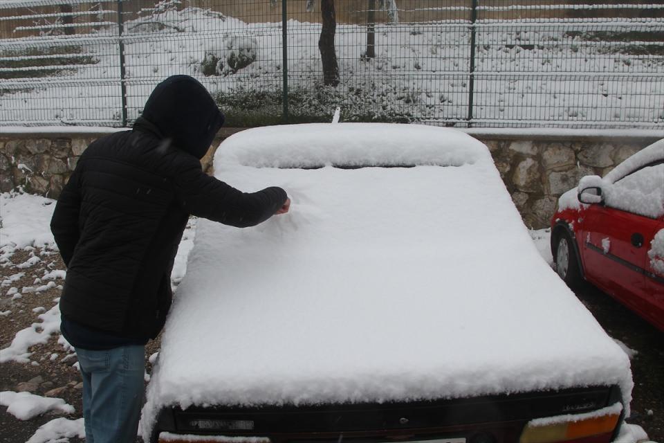 <p>Meteoroloji Müdürlüğü yetkililerinden alınan bilgiye göre, hava sıcaklığının 1 derece ölçüldüğü kentte kar yağışının akşam etkisini kaybetmesi bekleniyor.</p>
<p> </p>