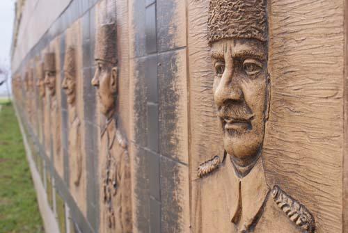 <p>Başkomutan Vekili Enver Paşa'nın önderliğinde yapılan Cihan Harbi'nde Onların birçoğunun ismi sadece isim kalırken, arşivlerden Türk birliklerinin komutanlarının fotoğrafları da günümüze kadar ulaştı..</p>

<p> </p>
