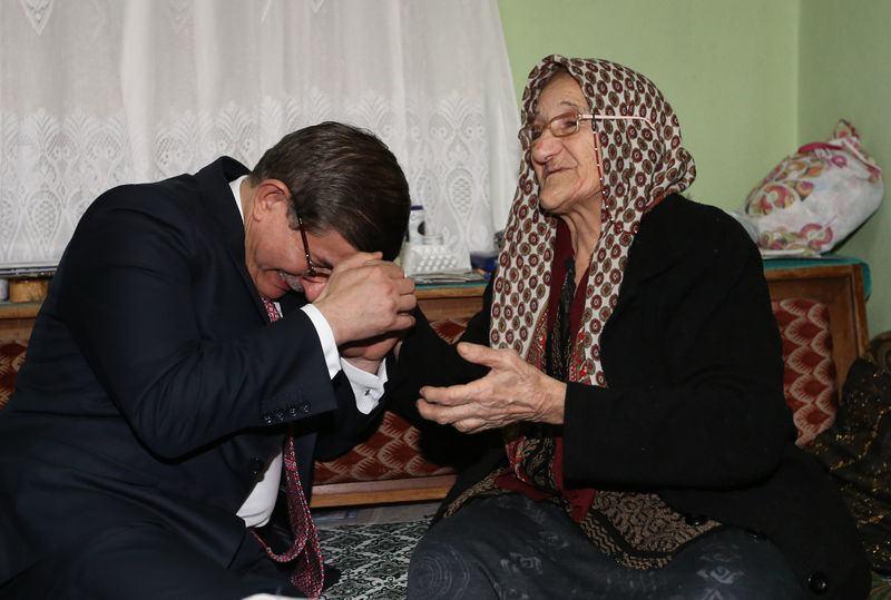 <p>Sokakta kendisini bekleyen vatandaşı da selamlayan Başbakan Davutoğlu, daha sonra Kızılcahamam Belediye Başkanı Muhittin Güney'i ziyaret etti.</p>
<p> </p>