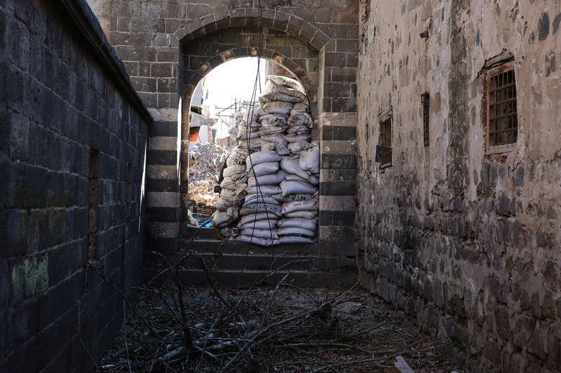 <p>Sur ilçesinde terör örgütü mensuplarına yönelik operasyonun başarıyla tamamlanmasının ardından İçişleri Bakanlığının koordinesinde sokağa çıkma yasağının devam ettiği Fatih Paşa Mahallesi'ne alınan bir grup gazeteci, PKK'lı teröristlerce ateşe verilen Fatihpaşa Camisi'nin (Kurşunlu) son halini görüntüledi. </p>
<p> </p>