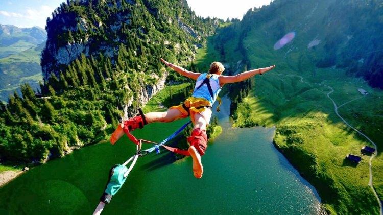 <p>İngiltere'nin Oxford Üniversitesi'nde öğrenciler tarafından kurulan Tehlikeli Sporlar Kulübü'nün 1979'da organize ettiği "bungee jumping" etkinliğiyle profesyonel anlamda başlayan ekstrem sporlar, kısa sürede popülerleşti.</p>

