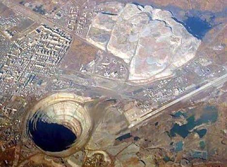 <p>Geçmişte, aşağı doğru hava akımı yaratması sebebiyle kazalara neden olduğu için bu çukur üzerinde uçak ve helikopter uçması yasak.</p>
<p> </p>