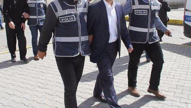 <p>TUSKON Başkanı  Rızanur Meral’in de aralarında bulunduğu 60 işadamının yurtdışına kaçtığı tespit edildi. Bu kişiler için tutuklanmaya yönelik yakalama kararı çıkarıldı. </p>

<p>İşte aranan ve tutuklanan işadamlarının listesi</p>
