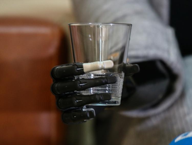 <p>18 yaşında yakalandığı troid kanserini yenmeyi başaran Karabacak, 5 yıl süren yoğun tedavinin ardından kanseri yenmeyi başarırken, geçirdiği iki kalp krizi nedeniyle iki kez açık kalp ameliyatı olmak zorunda kaldı. </p>