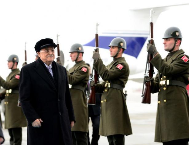 <p>Abbas ile beraberindeki heyeti Esenboğa Havalimanı'nda Dışişleri Bakanı Mevl&uuml;t &Ccedil;avuşoğlu, karşıladı. Karşılamada askeri kıta hazır bulundu.</p>
