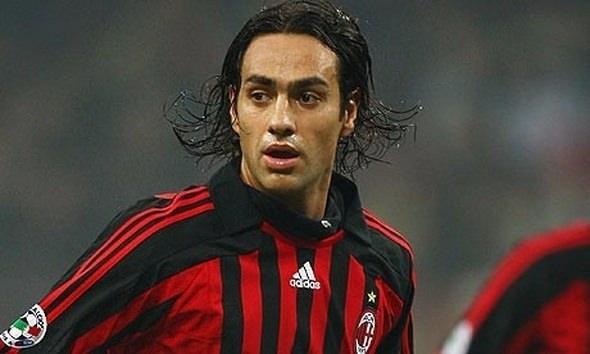 <p>Alessandro Nesta<br />
<br />
Efsane oyuncu saatlerce Play Station oynayıp parmağından sakatlanmış ve ameliyat sonrası 4 hafta sahalardan uzak kalmıştı</p>