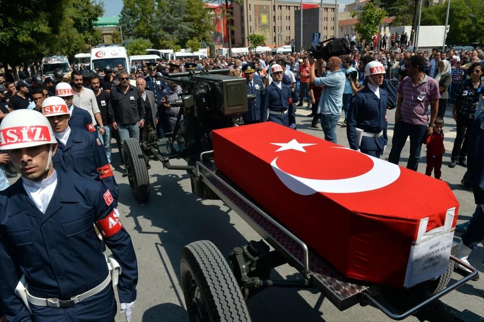 <p>Van'ın Çaldıran ilçesinde terör örgütü PKK'ya yönelik sürdürülen operasyonda şehit düşen Uzman Çavuş Ali Doğukan Kılınç, memleketi Eskişehir'de son yolculuğuna uğurlandı.</p>