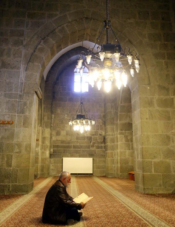<p>Tarihi ve kültürel zenginlikleriyle ön plana çıkan Erzurum'daki asırlık camilerde ramazan hazırlıkları tamamlandı. Kentte asırlardır ezan sesinin yankılandığı Osmanlı ve Selçuklu dönemlerinden kalma camiler, 11 ayın sultanı ramazan için hazır hale getirildi.Fotoğrafta tarihi Ulu Cami görülüyor.</p>
