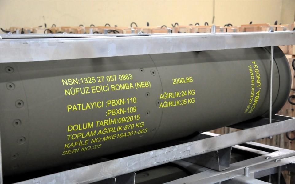 <p>Ayrıca, yeni geliştirilen 'Korkut Alçak İrtifa Savunma Sistemi'nde kullanılan 35 milimetre parçacıklı mühimmat, jandarma, komando ve emniyet birimlerinin etkinliğini artıran silah altı, tamburlu ve otomatik bombaatar silahlarından atılan düşük ve yüksek hızlı 40 milimetre bombaatar mühimmat modelleri, el yapımı patlayıcıların ve patlamamış mühimmatın etkisiz hale getirilmesinde kullanılan tahrip şarjları sayılabilir. Bunun yanında, pek çok mühimmat modelinde patlayıcıyı duyarsızlaştırarak emniyetin artırılması amacıyla duyarsız patlayıcı üretimi ve dolum tesisi kurulmuş ve işletmeye alınmıştır."</p>