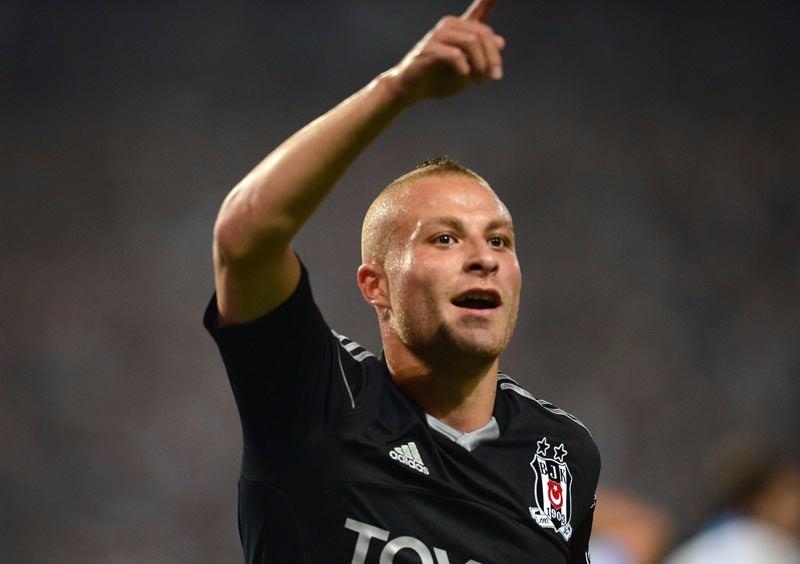 <p><strong>GÖKHAN TÖRE</strong><br />
''Gökhan Töre hayatı boyunca gol atmamışken Türkiye'de gol krallığına oynuyor. Futbol ilginç bir oyun... "</p>
