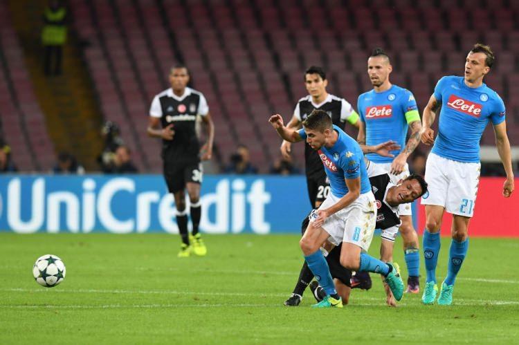 <p>'TOP RAKİPTEYKEN ACI ÇEKTİLER'<br />
<br />
La Gazetta Dello Sport'ta yapılan yorumda, Napoli’nin maç genelinde oyun kurmada başarılı olduğu ancak, top rakipteyken acı çektiği ve defanstaki yüzeyselliğin Avrupa kupalarında affedilmediğini, Beşiktaş’ın da bunu gösterdiğini kaydetti. Maç haberinde Napoli’nin 17 şut çekip, 17 korner attığını buna karşılık Beşiktaş’ın ise sadece 3 şut çekip, 3 gol bulduğu ifade edildi.</p>