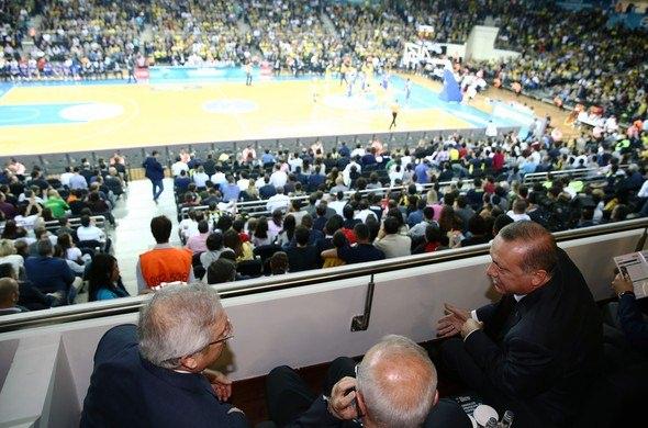 <p>Erdoğan ve Yıldırım tribünde uzun süre sohbet etti.</p>