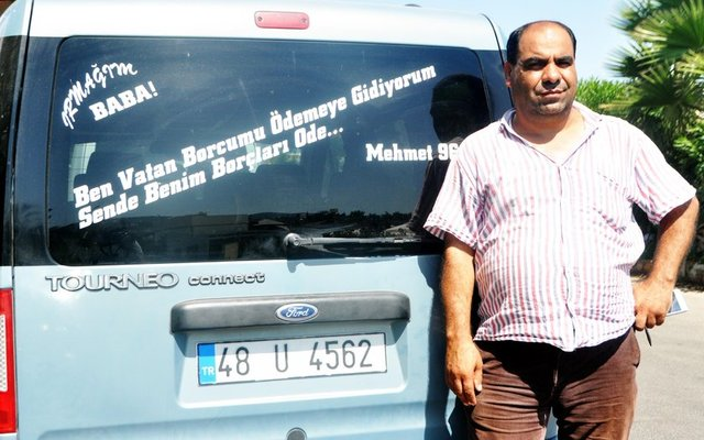 <p>Muğla'nın Milas İlçesi'nden Trabzon'a vatani görevini yapmak üzere giden 21 yaşındaki Mehmet Karacan, borcunu ödemesi için babasının aracına 'Ben vatan borcumu ödemeye gidiyorum sen de benim borçları öde' yazdırdı.</p>

<p> </p>
