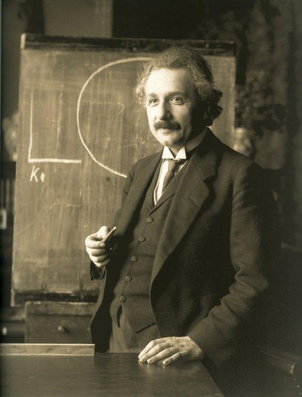 <p>Gelmiş geçmiş en ünlü bilim adamlarından biri olan Einstein'a, dönemin İsrail başbakanı tarafından "İsrail Cumhurbaşkanlığı", teklif edilmiş ve bu teklif Einstein tarafından reddedilmişti.</p>
