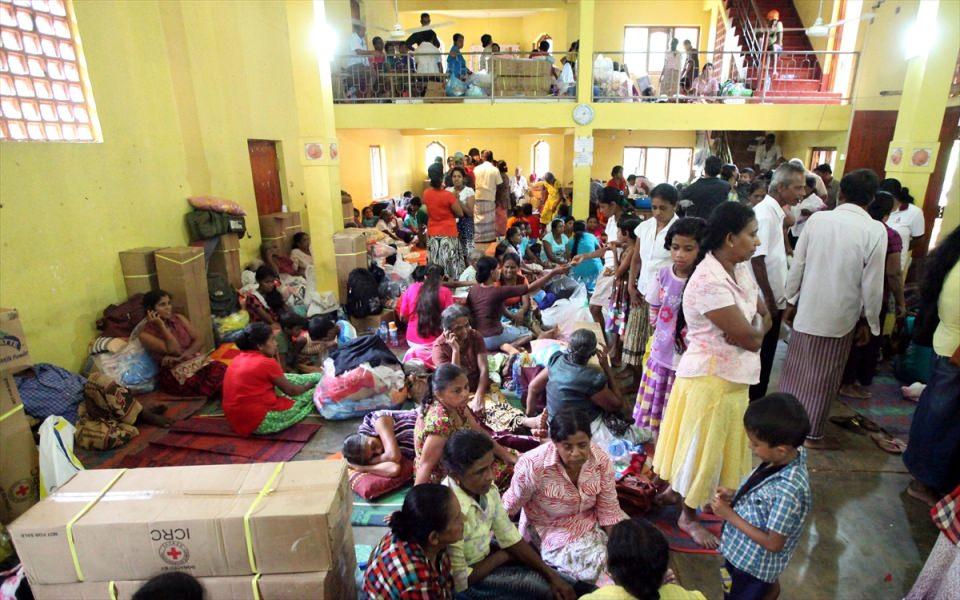 <p>Sri Lanka&rsquo;nın orta kesimlerinde en az 3 g&uuml;nd&uuml;r etkili olan şiddetli yağışların ardından iki farlı b&ouml;lgede toprak kayması meydana geldi. Toprak kaymalarında en az 150&rsquo;den fazla kişinin toprak altında kalması sonucu &ouml;ld&uuml;ğ&uuml; sanılıyor.</p>

<p>&nbsp;</p>
