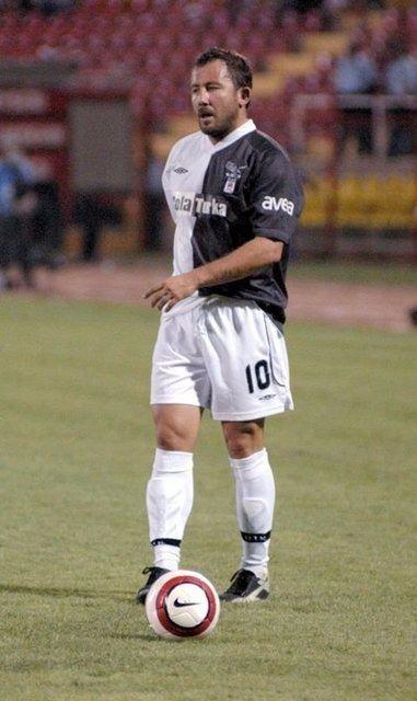<p><strong>Muhabir anıları: (Atakan Kurt)</strong></p>

<p>“Lazio maçının dönüşünde Sergen’e birkaç gün sonra oynanacak Fenerbahçe derbisinin nasıl olacağını sordum, ‘Sabaha kadar oynasak biz kazanırız’ dedi. “Nasıl bu kadar emin olabiliyorsun?’ dedim, ’30 bin dolar bastım’ dedi, maçta iki gol attı.”</p>
