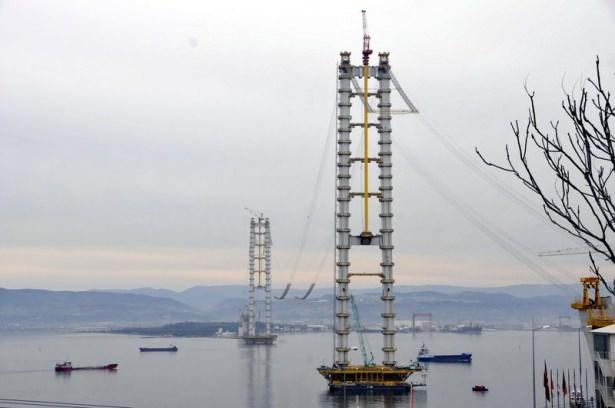<p>İzmir karayolu yolculuğunu 3.5 saate indirecek Gebze Orhangazi İzmir Otoyol Projesi'nin İzmit Körfezi Geçiş Köprüsü'nde, iki yaka arasında mühendis ve işçilerin çalışacağı geçici yürüyüş bantları da döşenmeye başlandı.</p>
