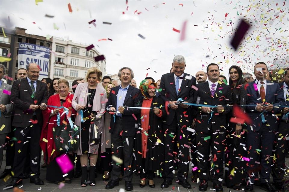 <p>Türkiye'mizi dünyanın en büyük ülkelerinden biri haline getirmek için de bu tür etkinliklerde tabandaki esas unsurları güçlendiren bu faaliyetlere ihtiyacımız var."</p>
