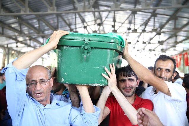 <p>Teröristlerin canlı bomba yeleğini üzerlerine giymek yerine bebek arabasına koyarak saldırıyı gerçekleştirmiş olabileceği öne sürüldü. Gaziantep Cumhuriyet Başsavcısı Musa Çatal tarafından yapılan açıklamada ise “Olay yerinde bir adet parçalanmış canlı bomba yeleği elde edilmiştir” denildi.</p>

<p> </p>
