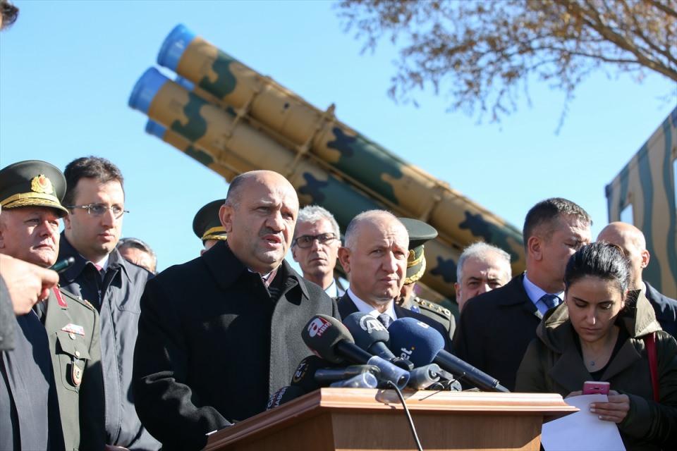 <p> El Bab konusunda sadece Türkiye'nin değil ,Amerika ve Rusya'nın da bazı düşünceleri var. Burada mümkün olduğu kadar konuyu masada ve iletişim yoluyla götürmenin gayreti içerisindeyiz."</p>