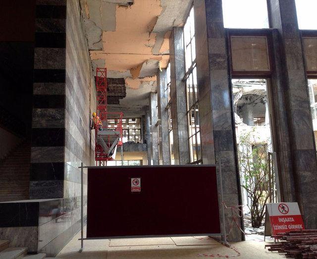<p>Çalışmaya,15 Temmuz’da bombadan en çok hasar alan şeref salonu ile muhalefet kulisi arasındaki bölümden başlandı. Kulisin üstündeki ara katı kapatan duvar yıkıldı, orijinal hali korunan iktidar kulisi esas alınarak muhalefet kulisinin üzerine de balkon yapılacak.</p>
<p> </p>