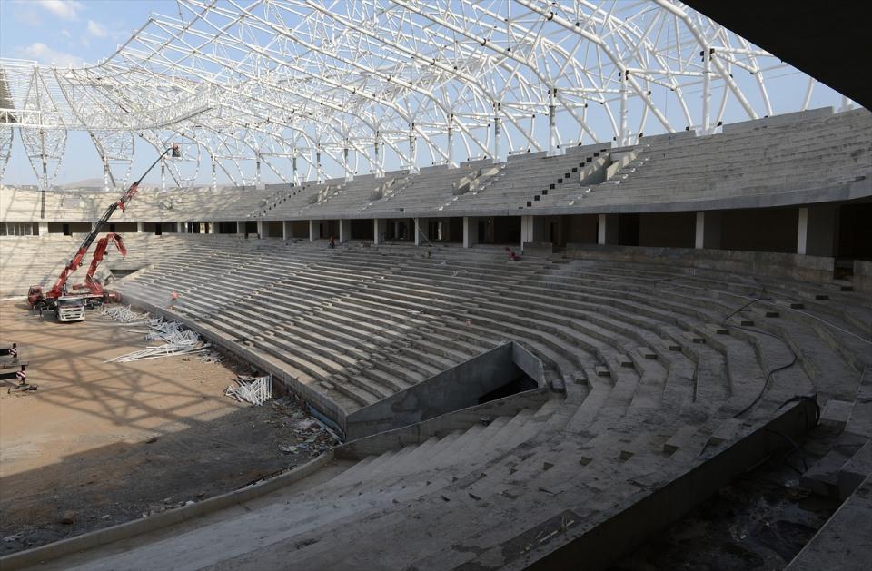 <p>Firmanın kamuoyunun hassasiyeti, spor kamuoyunun beklentisi doğrultusunda çalışmaları aralıksız sürdürdüğünü anlatan Fındıklı, aralık ayına kadar stadın tamamlanarak, teslim edilmesini beklediklerini kaydetti.</p>
<p> </p>