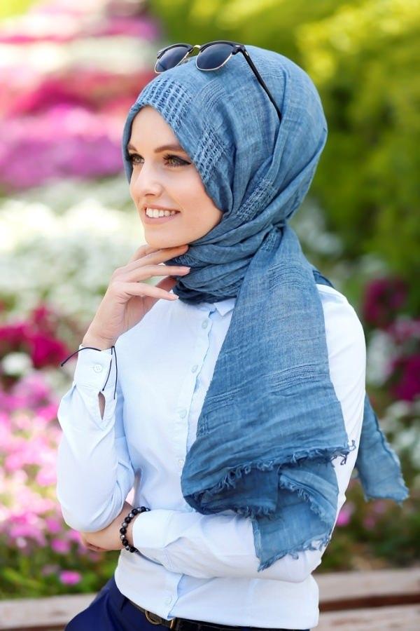 <p>Kimi kumaşlar, özellikle yaz aylarında cilde yapışarak terlemeye neden olur. </p>