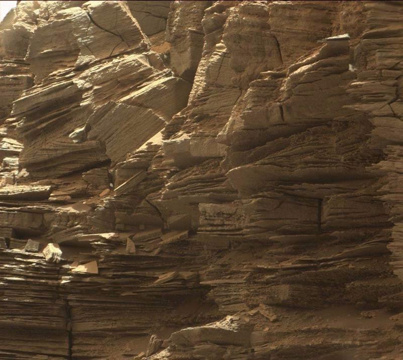 <p>NASA'nın Mars'taki uzay aracı Curiosity, dün gezegenin yüzeyinde çıktığı gezintiden bugüne kadarki en detaylı jeolojik katman görüntülerini Dünya'ya gönderdi. Bu yakın plan fotoğrafta Mars'taki kayaç yapısı ve milyonlarca yıl içerisinde oluşmuş jeolojik katmanlar net olarak görülebiliyor.</p>

<p> </p>

<p> </p>
