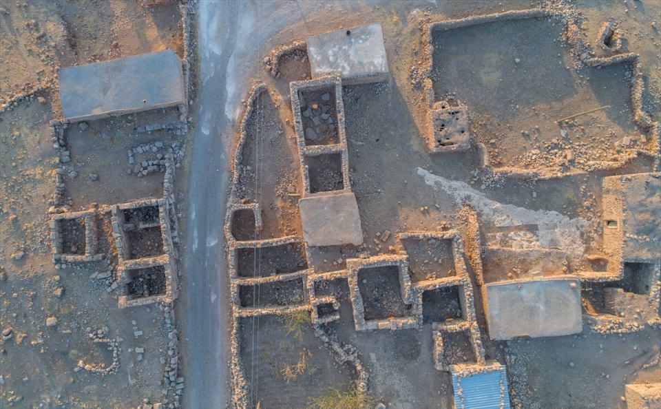 <p>Soğmatar Kazı Başkanı ve Şanlıurfa Müze Müdürü Celal Uludağ, kentin tarihi anlamda önemine işaret ederek, birçok noktada tarihi değerlerin bulunduğunu hatırlattı.</p>

<p> </p>
