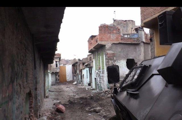 <p>Teröristlerin kentlerden temizlenmesi, kurulan barikatların kaldırılması, kazılan çukurların kapatılması, patlayıcı tuzaklarının imhası amacıyla ilan edilen sokağa çıkma yasakları doğrultusunda Türk Silahlı Kuvvetleri (TSK) ve emniyet unsurlarının ortaklaşa gerçekleştirdiği operasyonlarda önemli başarılar elde edildi.</p>
<p> </p>