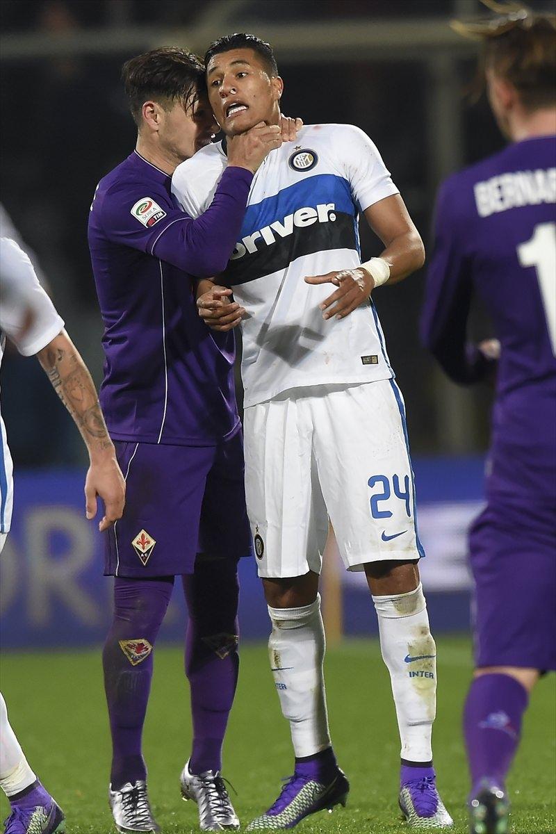<p>Fiorentina ve Inter Milan takımları, İtalya Birinci Futbol Ligi Serie A'da Floransa'daki Artemio Franchi Stadı'nda karşılaştı. Bir pozisyon sonrası Fiorentinalı Mauro Zarate (solda) ike Inter Milanlı Jeison Murillo arasında gerginlik yaşandı.</p>
