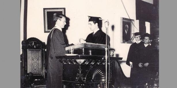 <p><strong>Hüsnü Özyeğin</strong></p>
<p>Üniversite öğrenimini yurt dışında tamamlayan Özyeğin, mezuniyetinden sonra üç yıl çalışıp Türkiye'ye döndü. Kolej arkadaşı Mehmet Emin Karamehmet'ten iş teklifi aldıktan sonra Pamukbank Genel Müdürü oldu. 1984'te yine Karamehmet'e ait Yapı Kredi Bankası'nın genel müdürlüğüne geçti.</p>