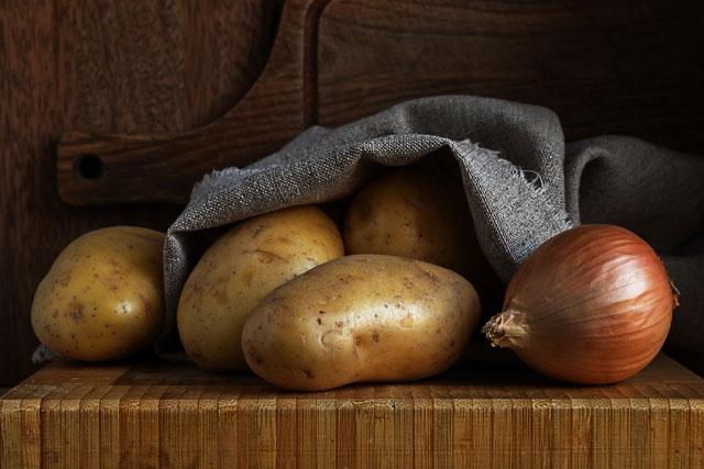 <p><strong>- Patatesin yanına elma koyun</strong><br />
<br />
Patatesleri daha uzun süre çürümeden kullanmak istiyorsanız, bulundukları kaba elma koyabilirsiniz. Patates ve soğanları yan yan koymaktan da sakının. Soğan, patatesin bozulmasını hızlandırır</p>
