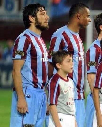 <p>Trabzonspor'un genç yıldız adayı Abdülkadir Ömür, 2010-2011 sezonunda Egemen Korkmaz'la birlikte seremonide.</p>
