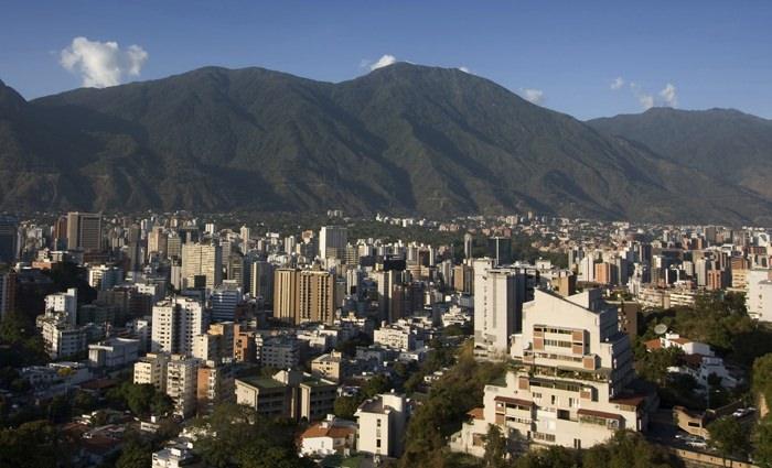 <p>Karasal Alan km²<br />
Venezuela<br />
882.050</p>
