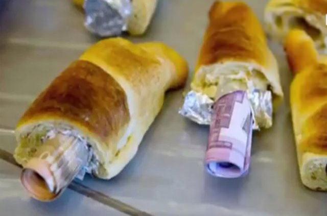 <p>Börek içinde para</p>
<p> </p>
<ul>
</ul>
<ul>
</ul>